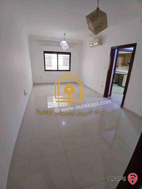 شقة فارغة طابق ثالث مساحة 100م للإيجار في عمان - الرابية 