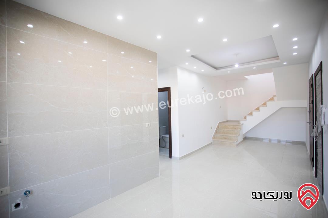 شقة طابق ثالث مع روف دوبلكس مساحة 170 م مع ترس 100 م للبيع في عمان - ابو علندا