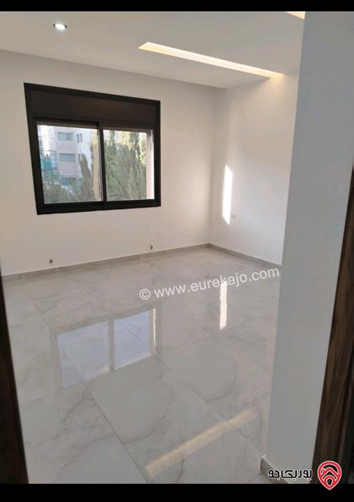 شقة طابق ارضي مساحة 130م مع ساحات وحديقة 250م وكراج للبيع في عمان - المدينة الرياضية 