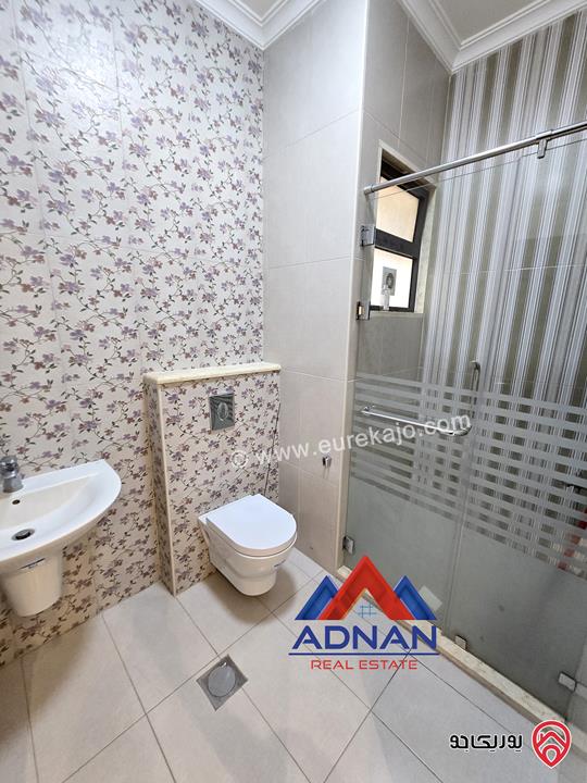 شقه طابق ثالث مساحة 190م مع رووف منفصل 50م للايجار السنوي في عمان - ام السماق