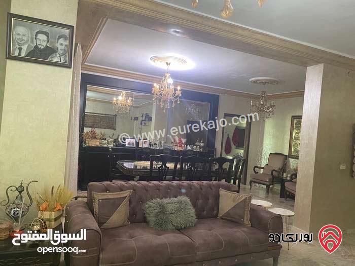 شقة طابق ثالث مساحة 245م للبيع في عمان - خلدا منطقة راقيه و هادئة و مخدومة 