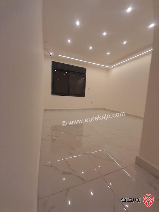 شقة جديدة ارضي مساحة 120م +70م ترس في عمان - المقابلين ش. الحرية