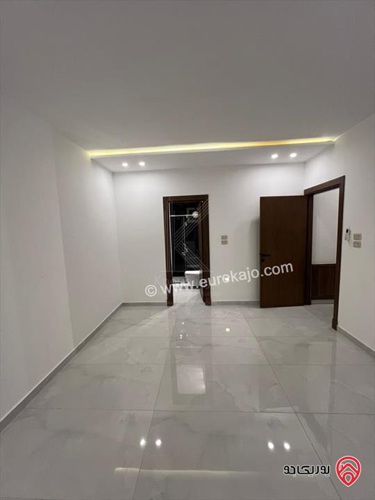 شقة فاخرة حديثة البناء مساحة 146م أرضية للبيع في عمان - البنيات