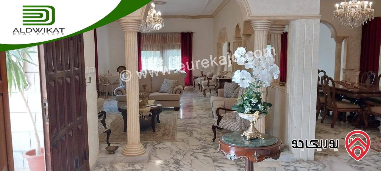 فيلا مستقلة مساحة الارض 856م ومساحة البناء 600م ومساحة الحديقة 250م ومساحة الترس 100م للبيع في الحمر/الكمالية 