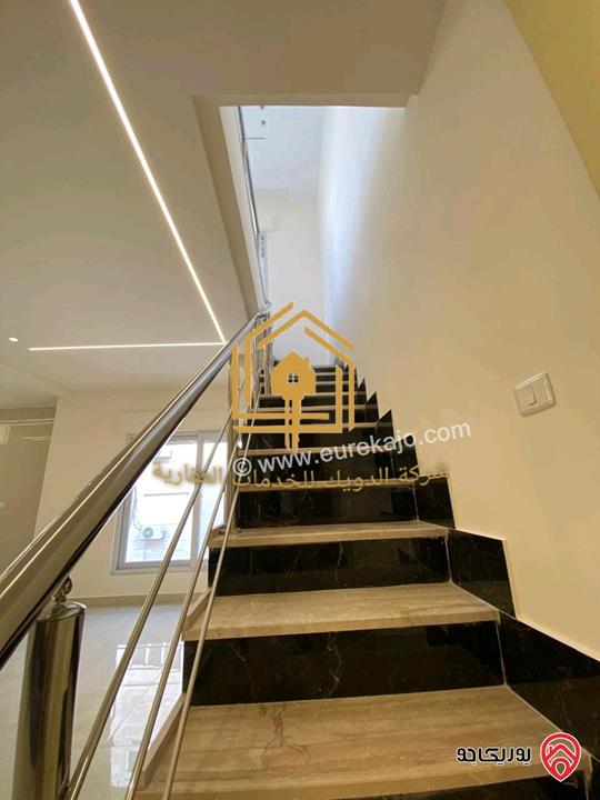 شقة طابق ثالث دوبلكس لم تسكن مساحة 215م للايجار في عمان - خلدا 