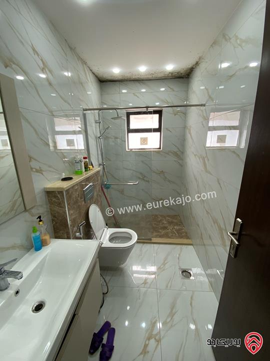 شقة أنيقة مفروشة بالكامل (فرش جديد) طابق أول مساحة 140م للايجار في عمان - ام السماق