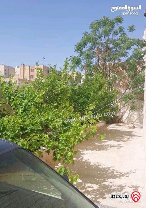 شقة شبه أرضية مساحة 133م داخلي و 140م خارجي للبيع في عمان - جبل الزهور بجانب مسجد خليل السالم