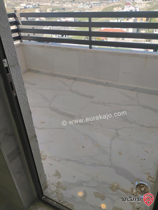 شقة طابق ثالث مع روف مساحة 190م مع ترس 110م للبيع بالأقساط في الزرقاء الجديدة