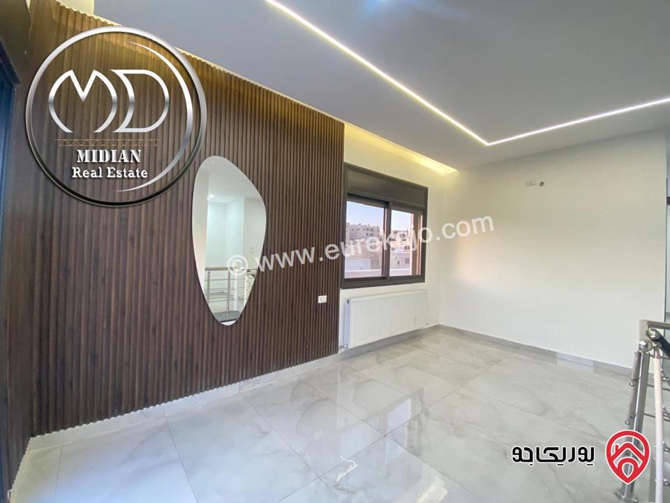 شقة دوبلكس طابق أخير مع روف للبيع افي عمان - لمدينة الرياضية مساحة 205م مع تراسات تشطيبات سوبر ديلوكس اطلالة رائعة بسعر مميز
