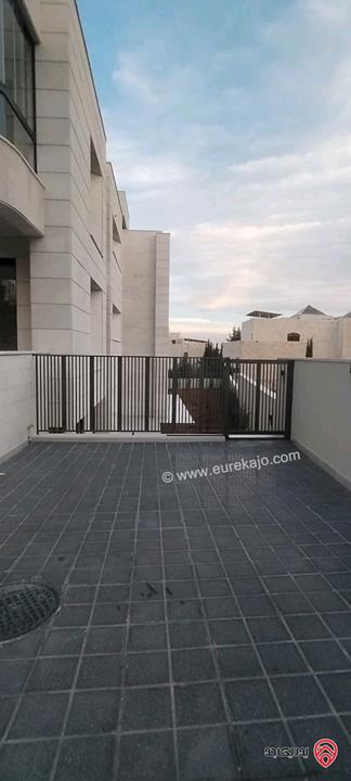 شقة طابقية ارضية مساحة 300م داخلي و 350م خارجي للبيع في عمان - دابوق