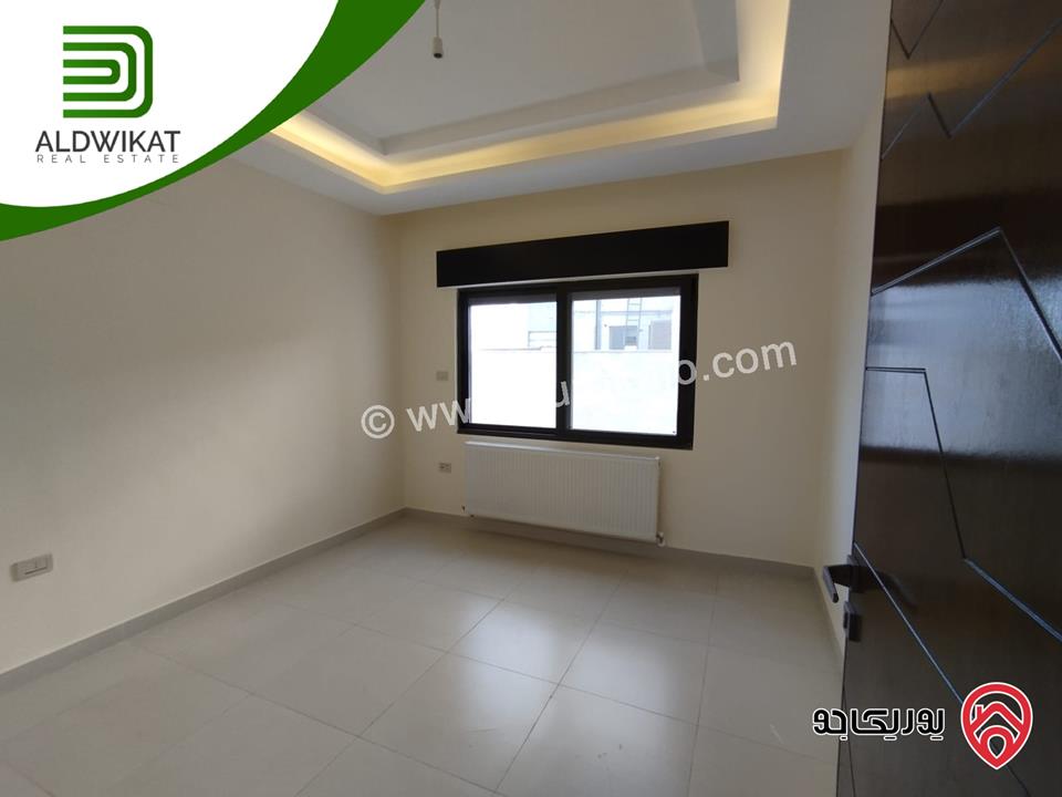 شقة للبيع في عمان - ام السماق/ قرب مكة مول طابق اخير مع رووف مساحة البناء 220م ومساحة الترس 140م