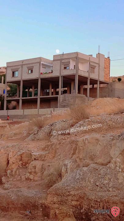منزل مستقل مساحة 610م على أرض 510م للبيع في الزرقاء