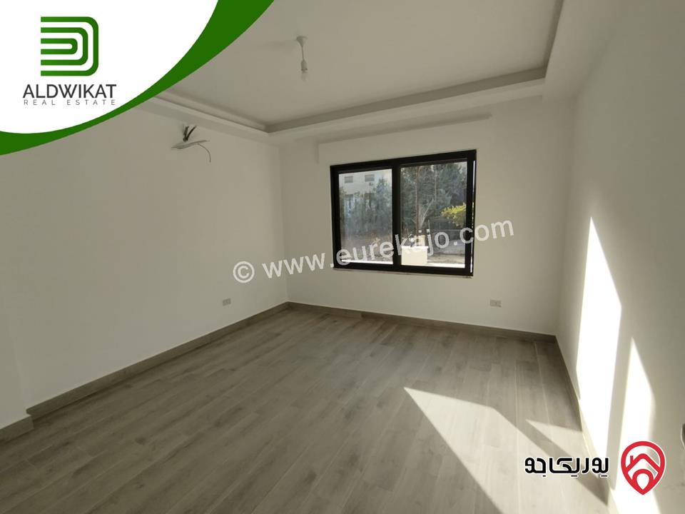شقة للبيع في عمان - خلدا طابق اول مساحة البناء 240م ومساحة الترس 50م