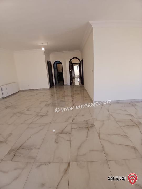 شقة طابق ثالث مساحة 244م للبيع في عمان - الرابية