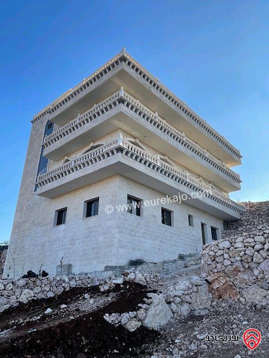 بيت حجر كامل 3 طوابق مساحة 300م ومساحة الأرض 2200م للبيع في عجلون عبين وعبلين 