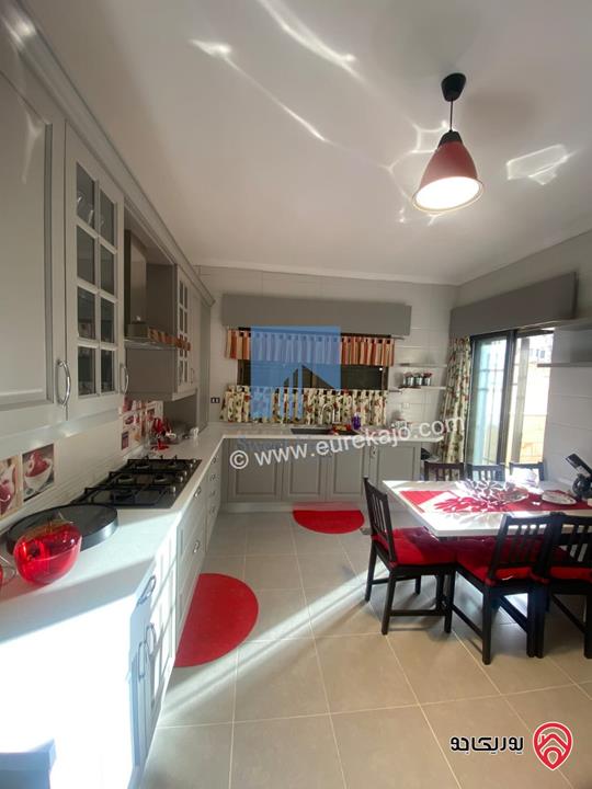 شقة شبه أرضية 200م مع ترسات 80م تشطيب سوبر ديلوكس للبيع في عمان - خلدا