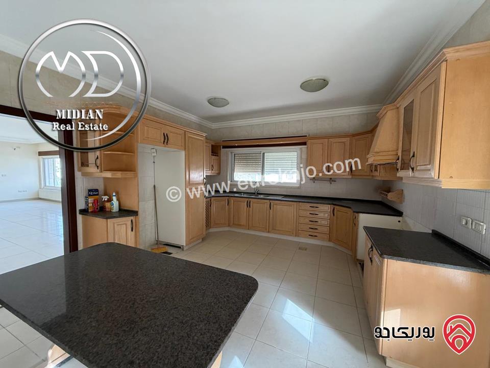 شقة فارغة طابقية مساحة 300م  سوبر ديلوكس للايجار في عمان - الرابية