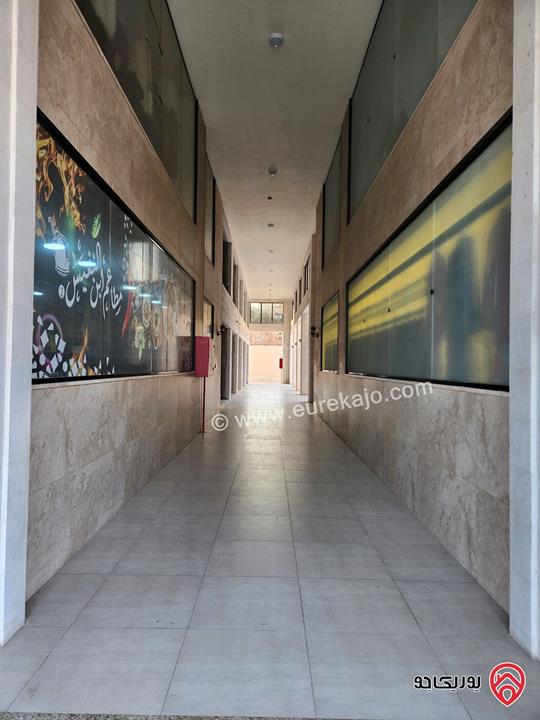 محلات تجارية داخلية مساحة 440 م مع ساحة مطلة للإيجار في عمان - شفا بدران 