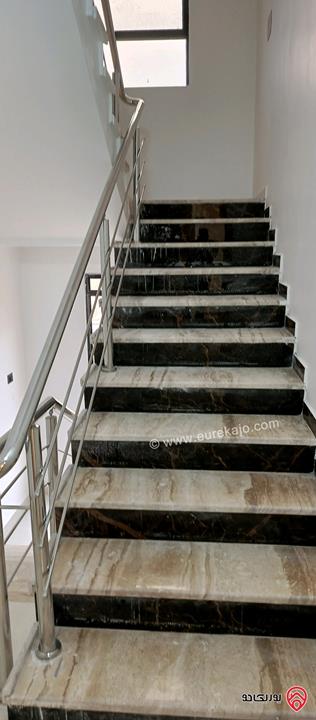 فيلا دوبلكس مساحة 250م على أرض 400م للبيع في الزرقاء - ضاحية المدينة المنورة 