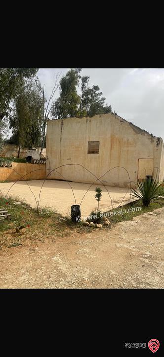 مزرعة مساحة الأرض 10 دونم والبناء 500م للبيع في عمان - منطقة وادي السير البصة ام الخنازير 