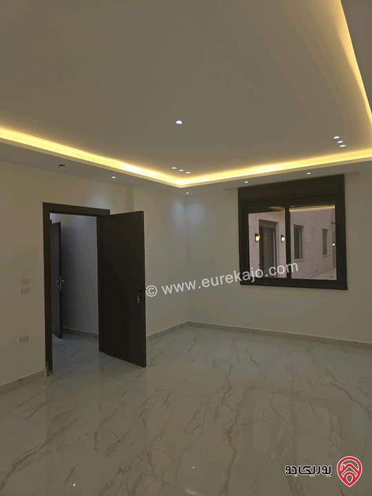 شقة شبه ارضي واسعة مساحة 185م داخلي وخارجي 220م ومشمسة تشطيبات ديلوكس للبيع في عمان - شفا بدران