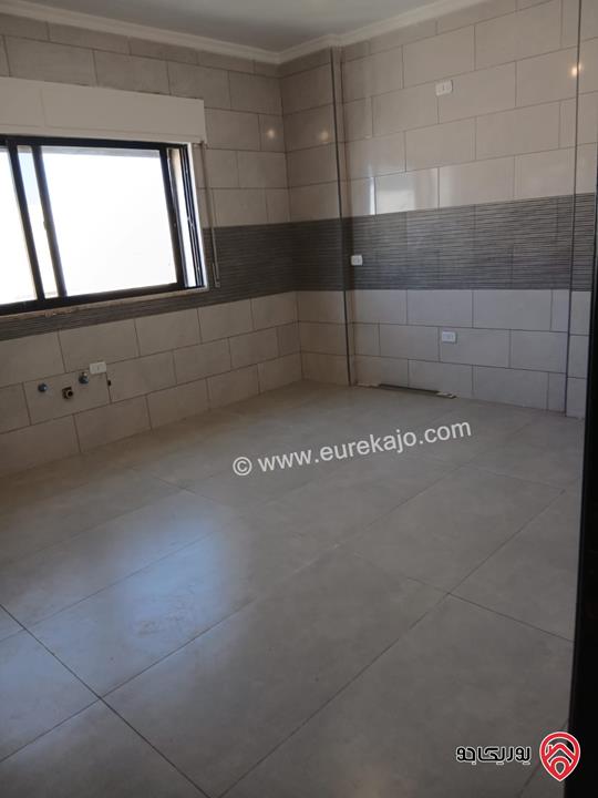 شقة طابق ثالث مساحة 244م للبيع في عمان - الرابية