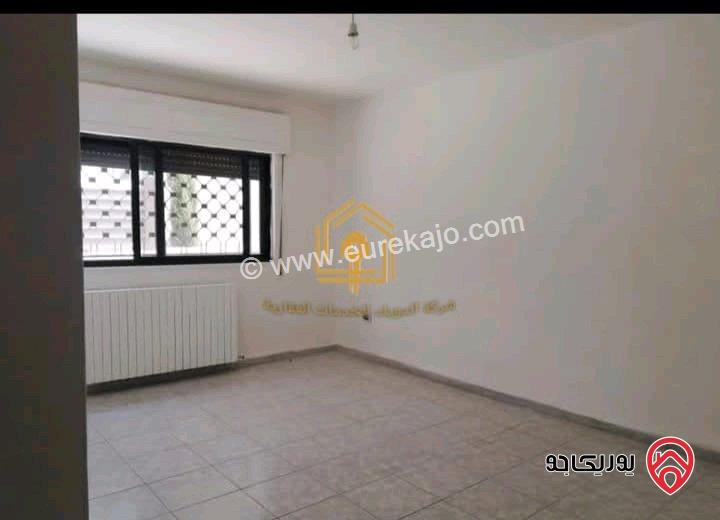 شقة فارغة طابق شبه ارضي مساحة 130م مع ترس مساحة 40م للإيجار في عمان - دير غبار 