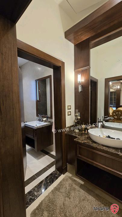 فيلا حديثة فخمة مساحة 690م على أرض 750م للبيع في عمان - البنيات طريق المطار 