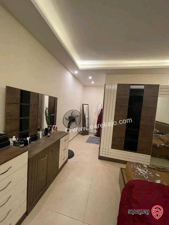 شقة أرضية مساحة 151م داخلي و 150م خارجي للبيع في عمان - البنيات