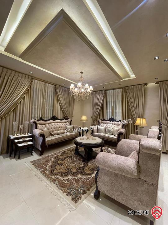 فيلا مساحة الارض 758م مساحة البناء 700م على شارعين للبيع في الزرقاء - ضاحية المدينة المنورة