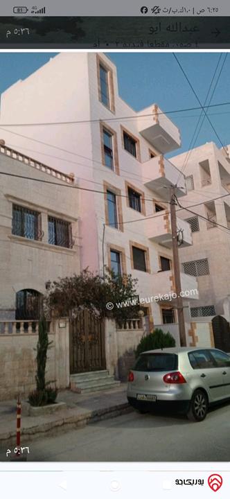 شقة طابقية مساحة 130م للبيع في الزرقاء - جبل طارق 