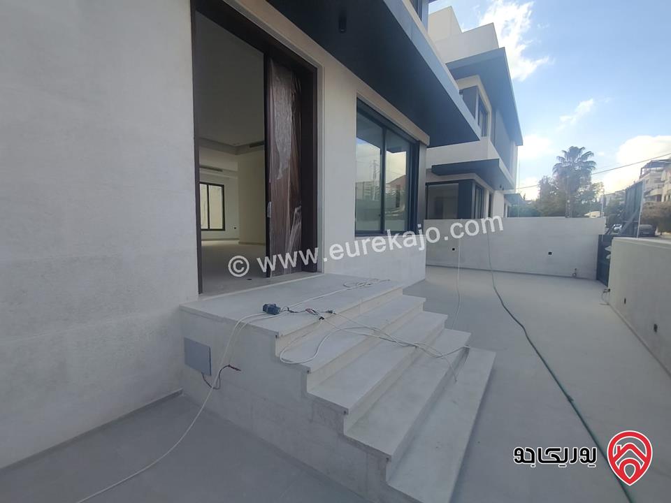 فلل متلاصقة مساحة الارض 250م مساحة البناء 500م للبيع في عمان - عبدون 