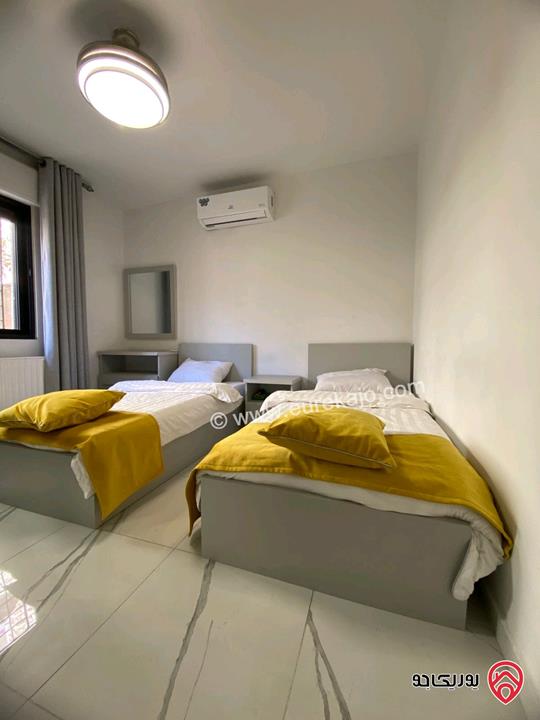 شقة مفروشة طابق أرضي مساحة 120م داخلي و 40م خارجي للإيجار في عمان - عبدون