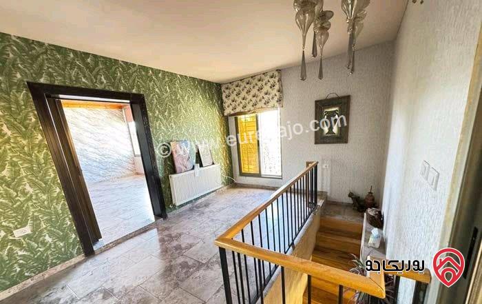 شقة دوبلكس طابق ثالث مع روف مساحة 310متر للإيجار في عمان - رجم عميش 