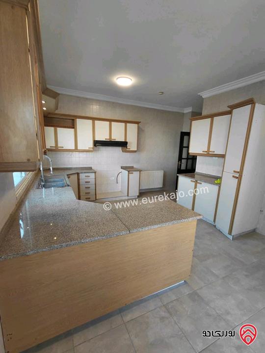 شقة فارغة طابق أول مساحة 195م للايجار في عمان - دير غبار