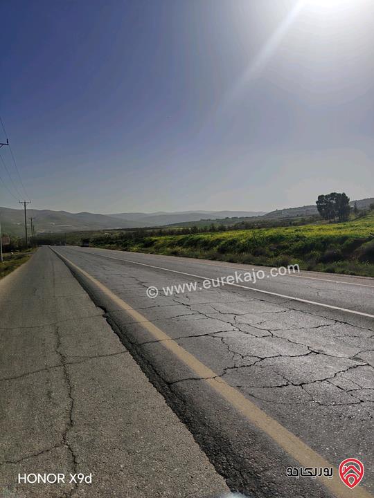 قطعة ارض مساحة 3400م للبيع في جرش على شارع جرش الزرقاء الرئيسي