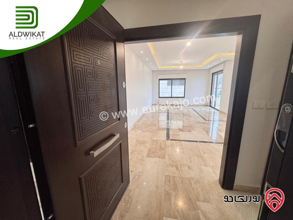 شقة طابق اول طابقية للبيع في عمان - على طريق المطار / حجار النوابلسه مساحة البناء 200م موقع اسكانات حديثة واطلالة