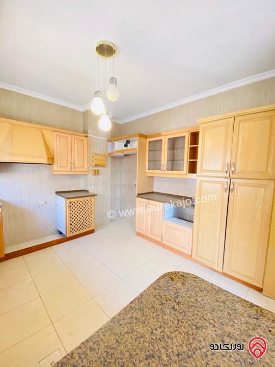 شقة مساحة 185م طابق ثالث للبيع في عمان - خلدا بالقرب من مسجد الهمشري ومدارس المعارف 