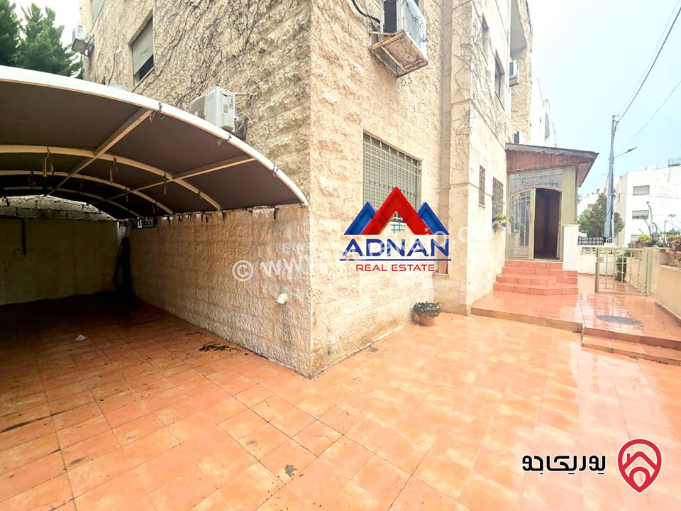 شقة ارضية مفروشة مساحة 80م داخلي وترس 120م و كراج و مدخل خاص للايجار في عمان - دير غبار