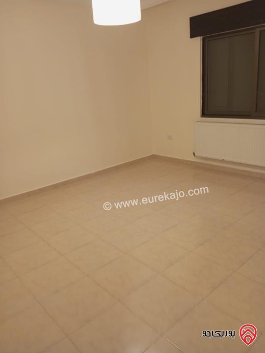 شقة بتشطيبات فاخرة مساحة 150م طابق تسوية ومدخل مستقل – مشمسة ومهوّاة للبيع في عمان – ضاحية الرشيد خلف جامعة الأميرة سمية