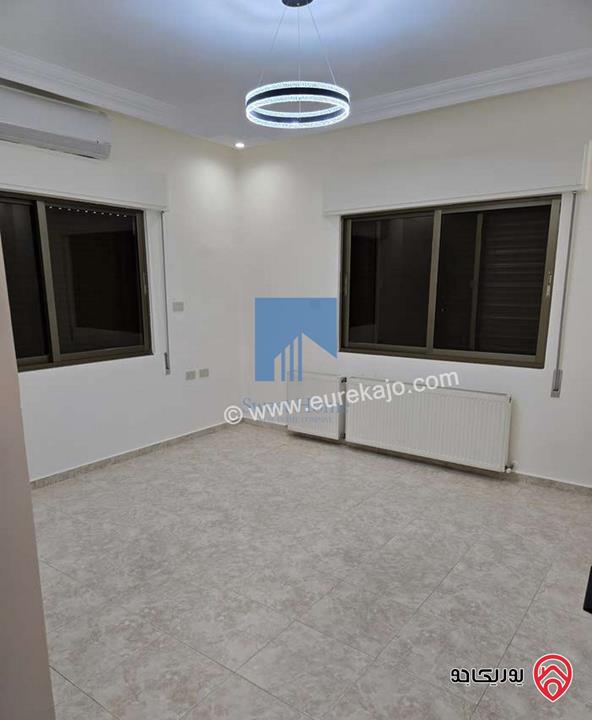 شقة طابقية مميزة للبيع في عمان - أم السماق طابق ثالث 230م مع روف 130م 