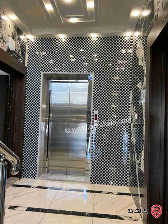 شقة فاخرة طابق ارضي مساحة 216م داخلي وترس مساحة 170م  للبيع في عمان - أم نوارة 