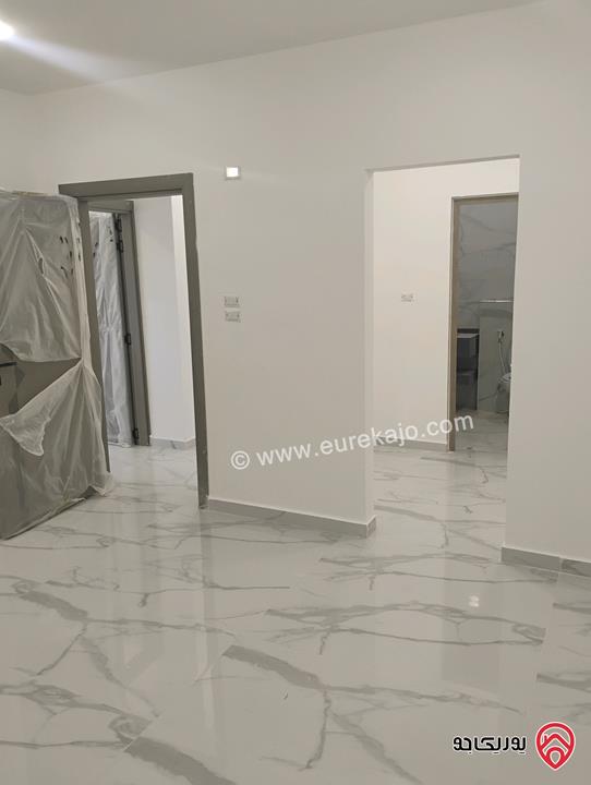 شقة طابق ثالث مع روف مساحة 190م مع ترس 110م للبيع بالأقساط في الزرقاء الجديدة