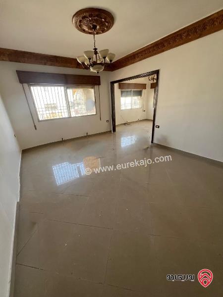 شقة طابق اول مساحة 140م مجددة بالكامل للايجار في عمان - جبل الحسين 