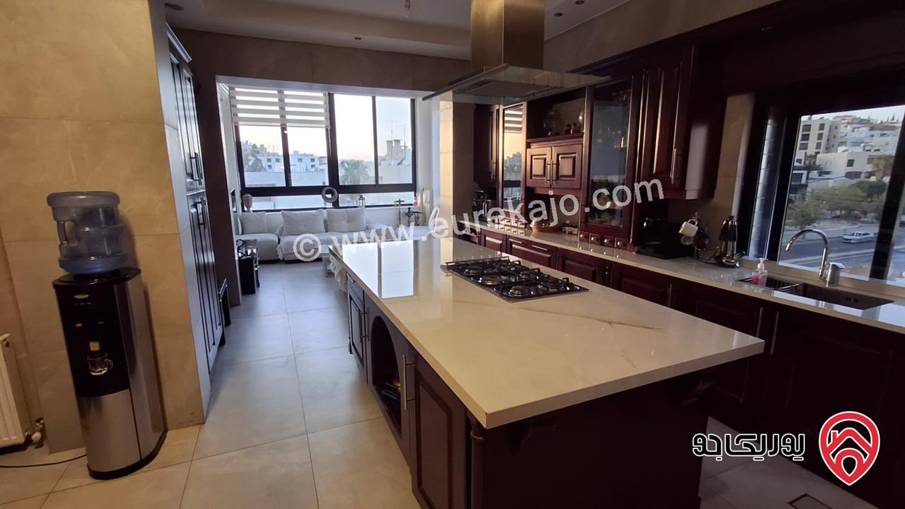 شقة فاخرة مفروشة طابق أخير مع روف مساحة 300م للايجار في عمان - الرابية