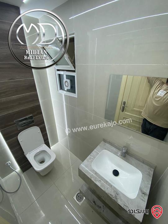 شقة ارضية للبيع في عمان - الجاردنز مساحة 170م مع ترس و حديقة 250م تشطيبات و ديكورات فاخرة بسعر مميز جداً