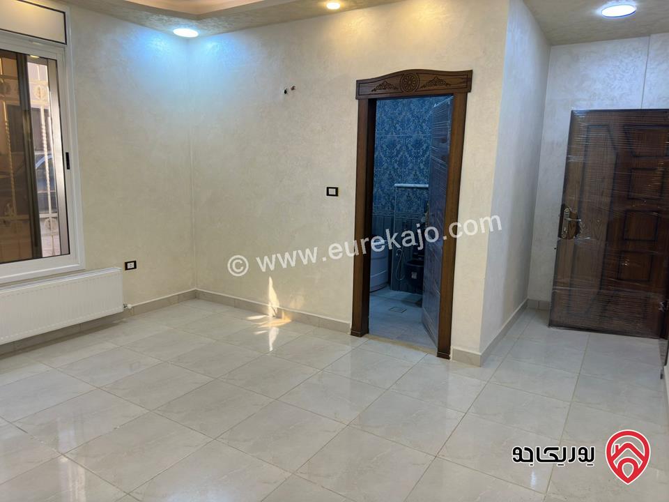 فيلا ومزرعة مميزة جدا مساحة الأرض 3 دونم و 460م ومساحة البناء 450م للبيع في الزرقاء - الكمشة فوق شارع الأردن بجانب مطعم سوار الياسمين 