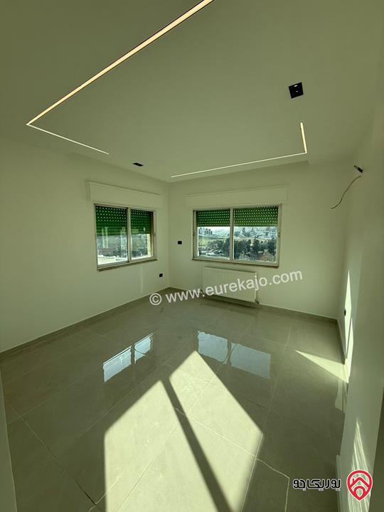 شقة طابق أخير مساحة 151م مرتفعة ذو اطلالة جميلة مجددة بالكامل للبيع في عمان - دير غبار