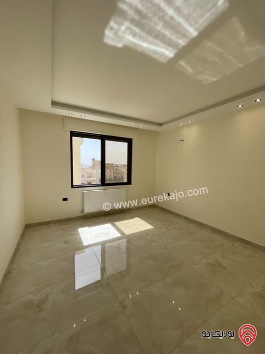 شقة تشطيب سوبر ديلوكس طابق أرضي مساحة 205م داخلي و 65م خارجي مع كراج ومدخل خاص للبيع في عمان - البنيات