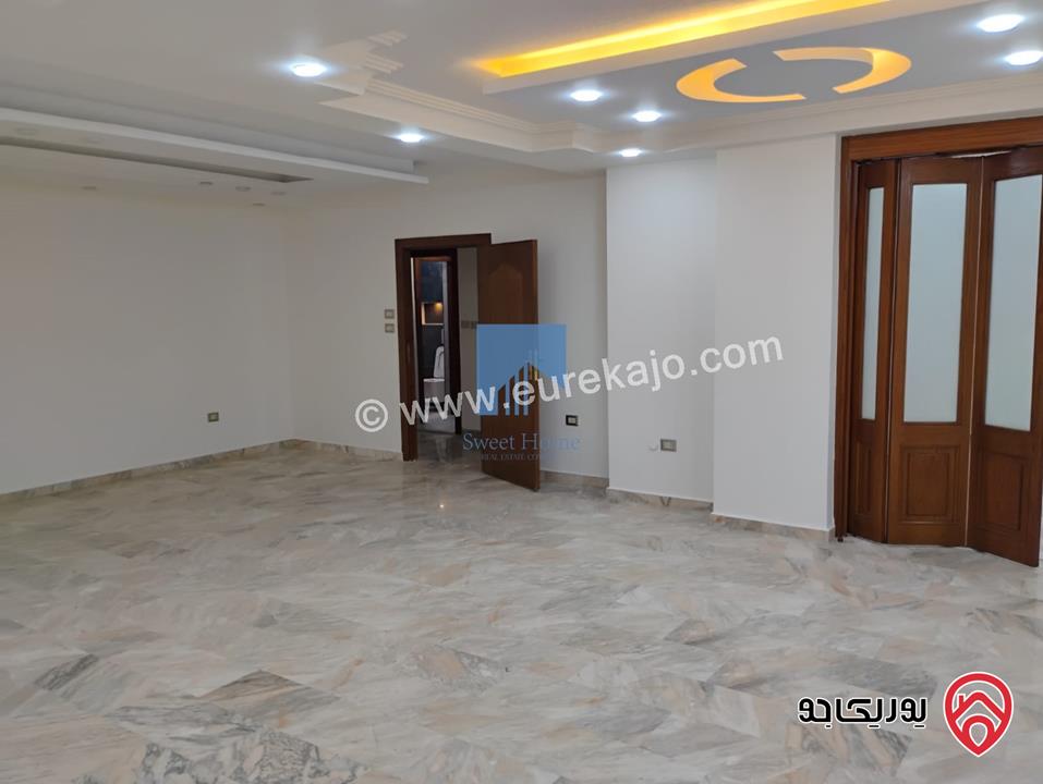 شقة أرضية مساحة 225م مع حديقة وترسات 100م تشطيب سوبر ديلوكس للبيع في عمان - خلدا